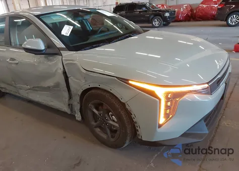 2025 Kia K4 Lxs из США, поврежденный, VIN 3KPFT4DE1SE099596